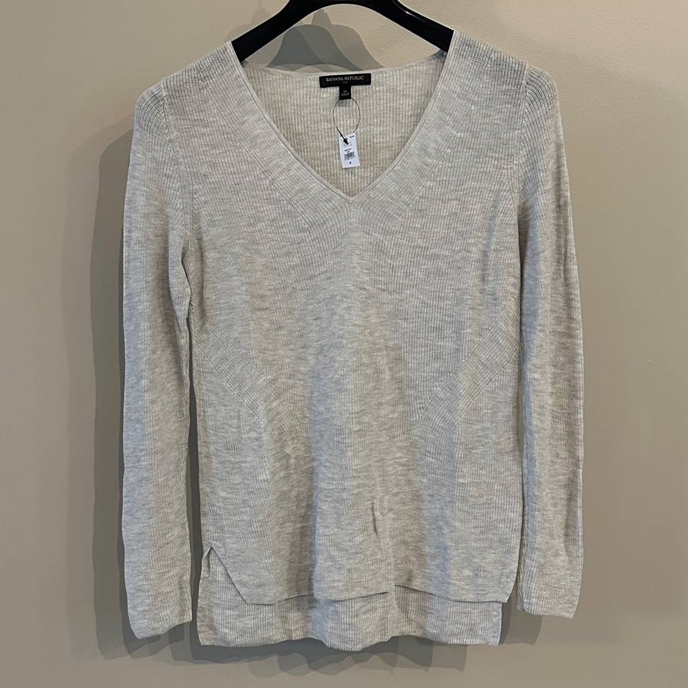 NWT Banana Republic Light Gray V-Neck Sweater - Picture 1 of 3